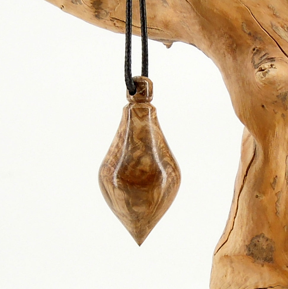Pendule artisanal divinatoire en frêne olivier avec oeilleto..