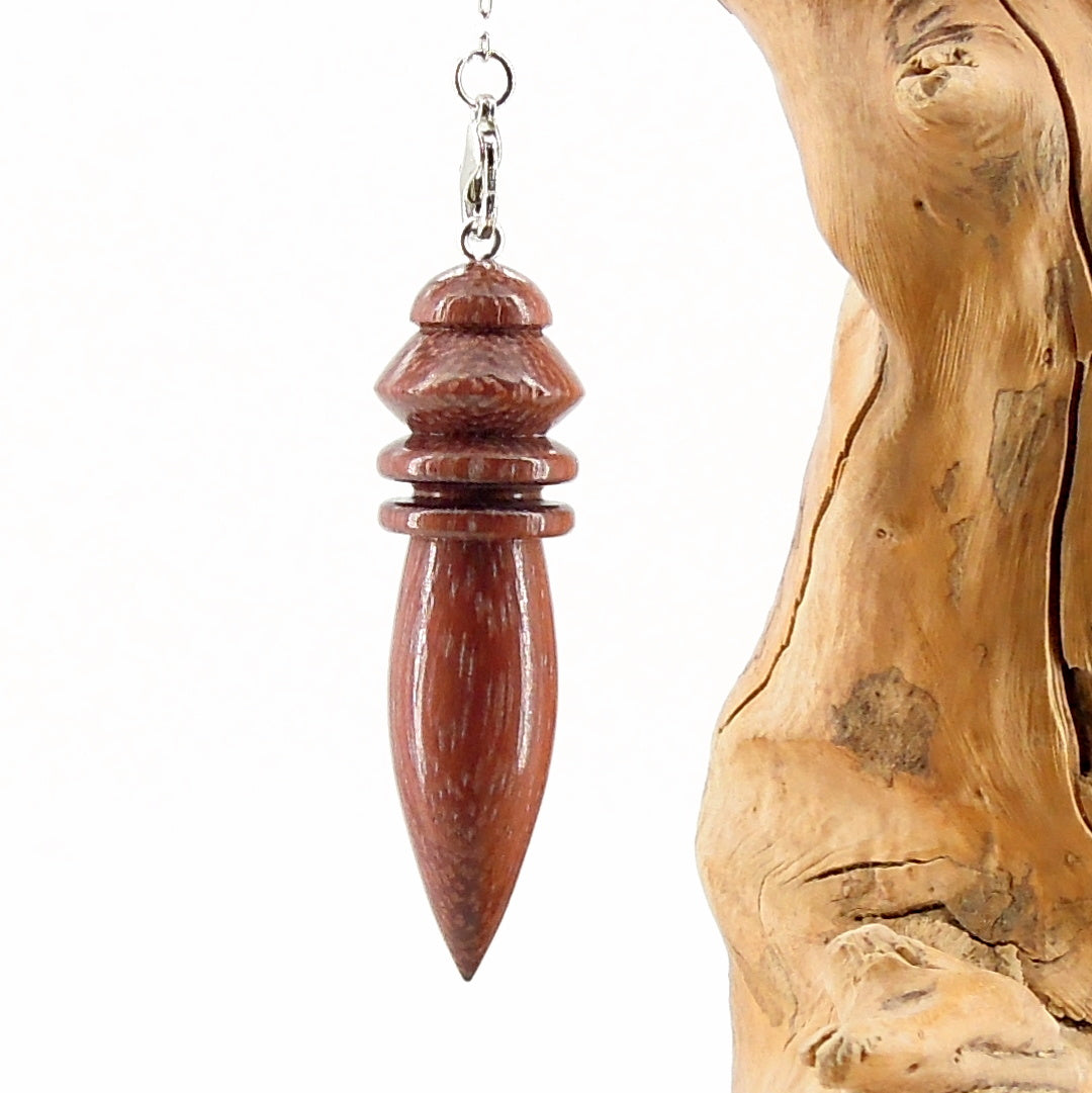Pendule divinatoire artisanal en amarante.