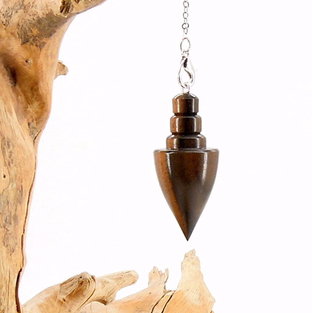 Pendule en bois d'ébène de Macassar.