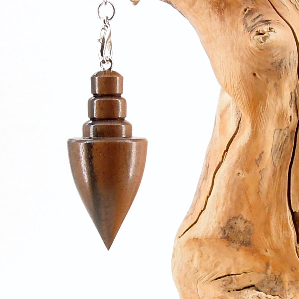 Pendule en bois d'ébène de Macassar.