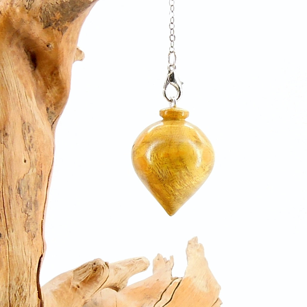 Pendule artisanal de radiesthésie en murier avec chainette.