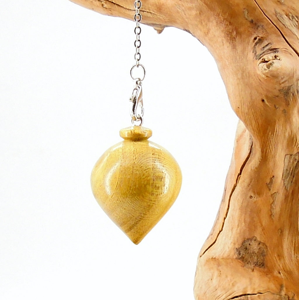 Pendule artisanal de radiesthésie en murier avec chainette.