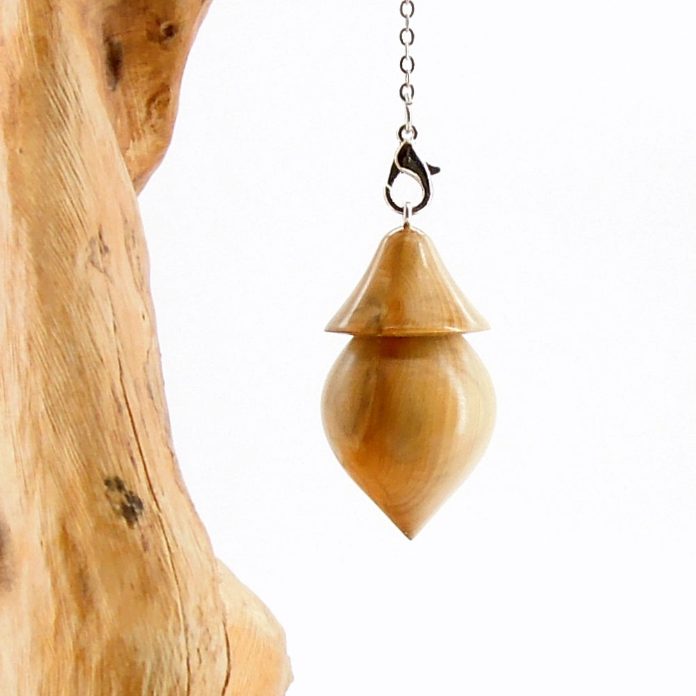 Pendule artisanal de radiesthésie en buis avec chainette.