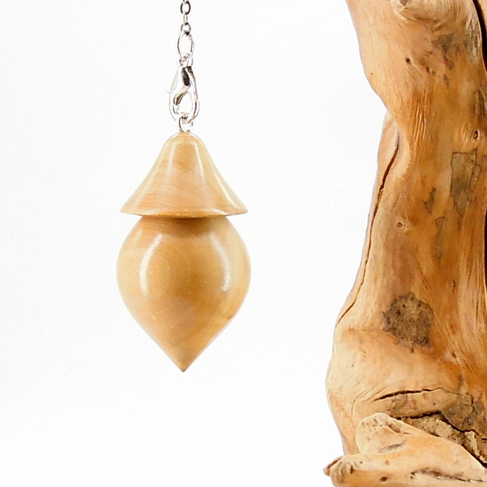 Pendule artisanal de radiesthésie en buis avec chainette.