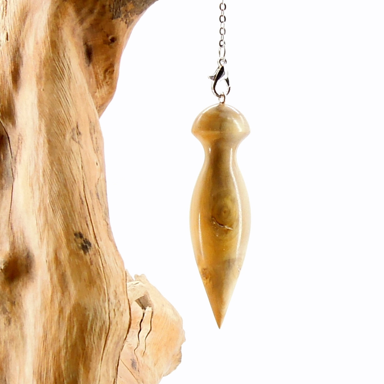 Pendule artisanal de radiesthésie en buis avec chainette.