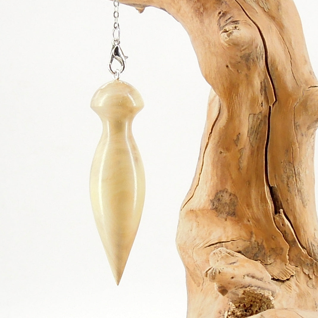 Pendule artisanal de radiesthésie en buis avec chainette.