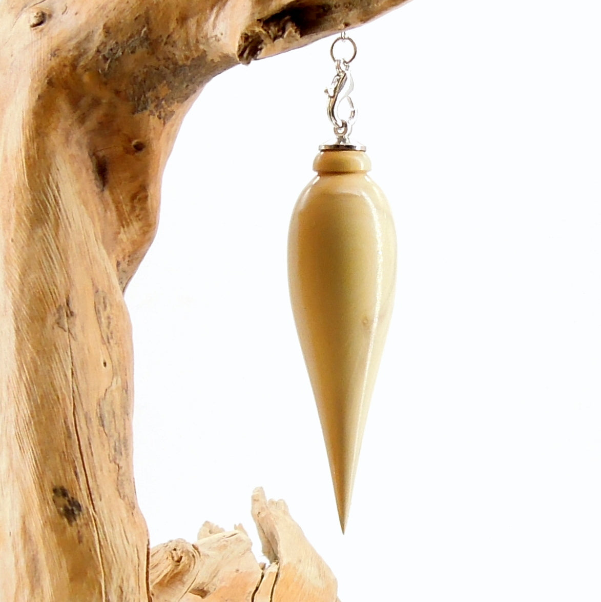 Pendule artisanal de radiesthésie en buis avec chainette.