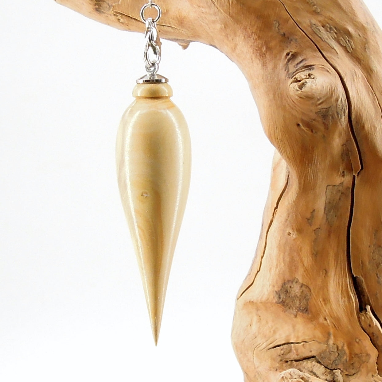 Pendule artisanal de radiesthésie en buis avec chainette.