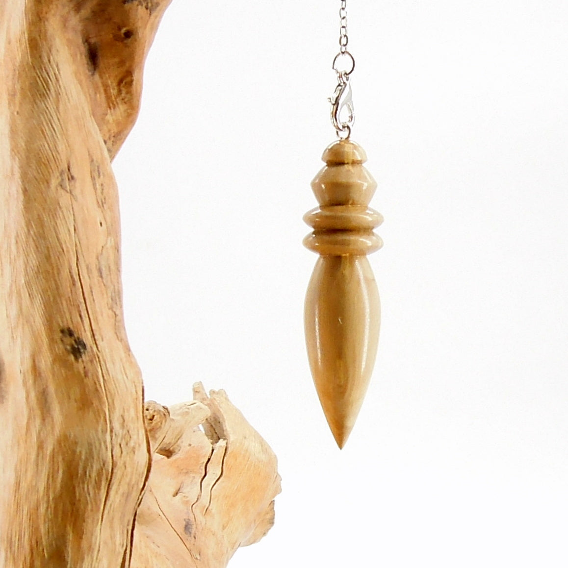 Pendule artisanal de radiesthésie en buis avec chainette.