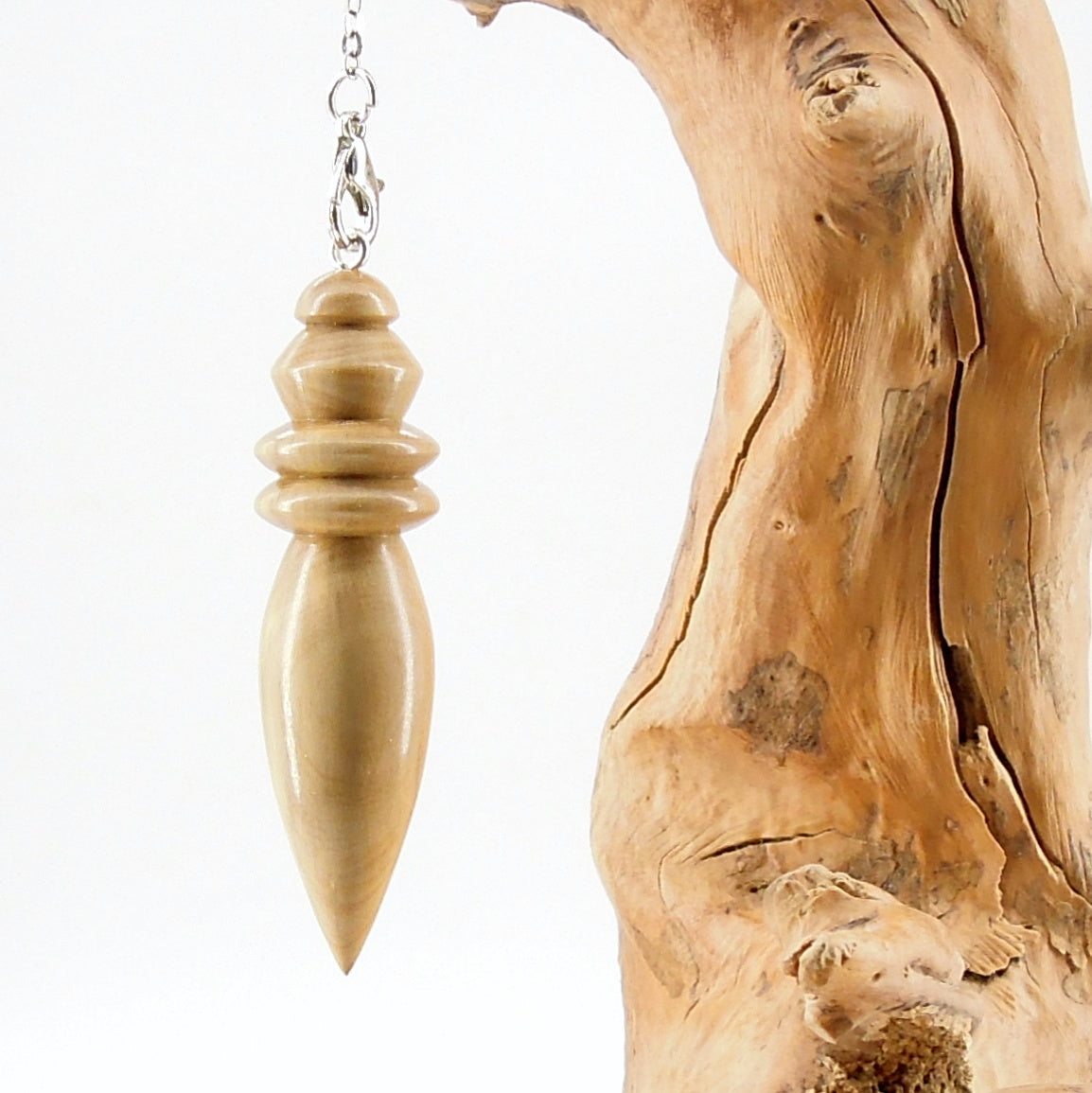 Pendule artisanal de radiesthésie en buis avec chainette.