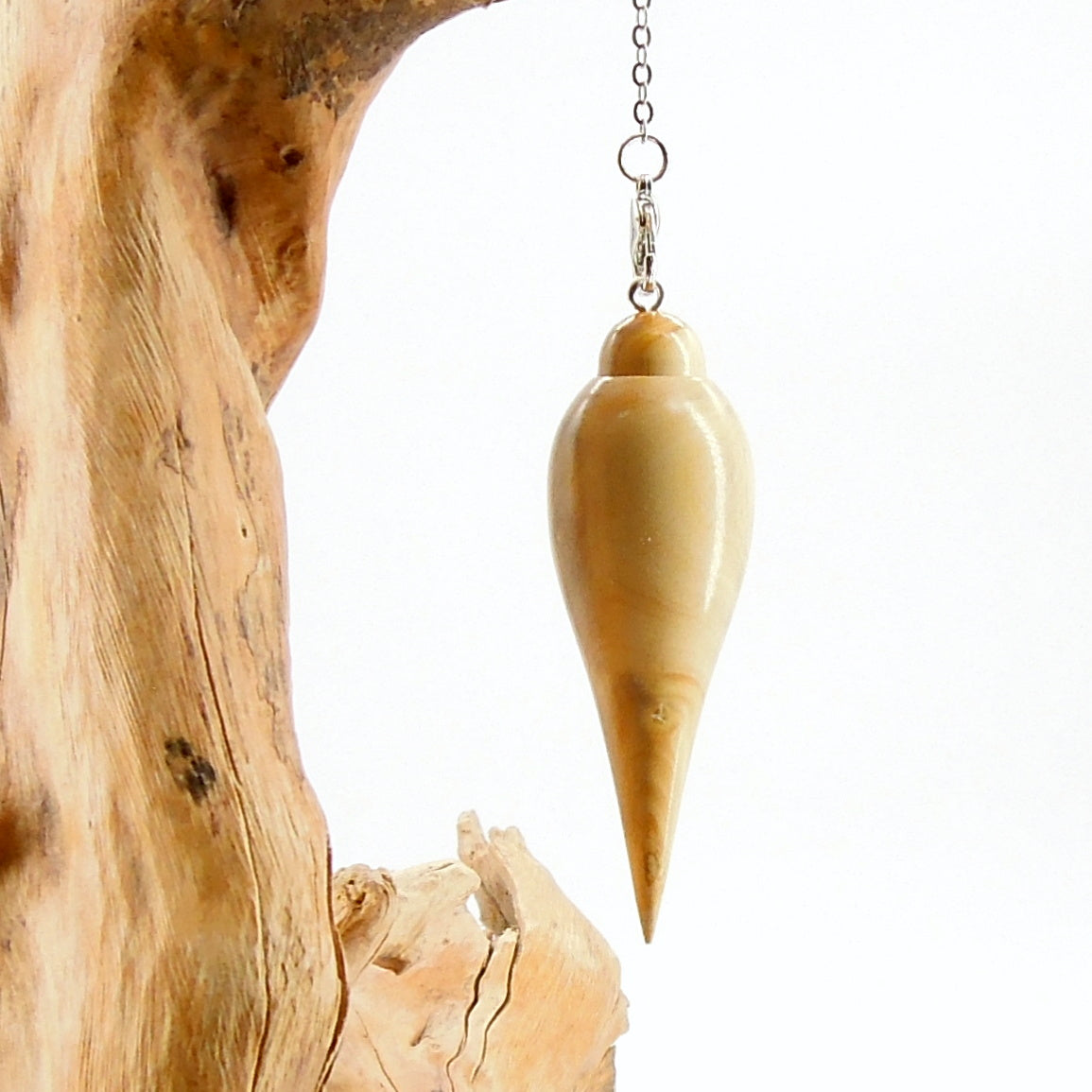 Pendule artisanal de radiesthésie en buis avec chainette.