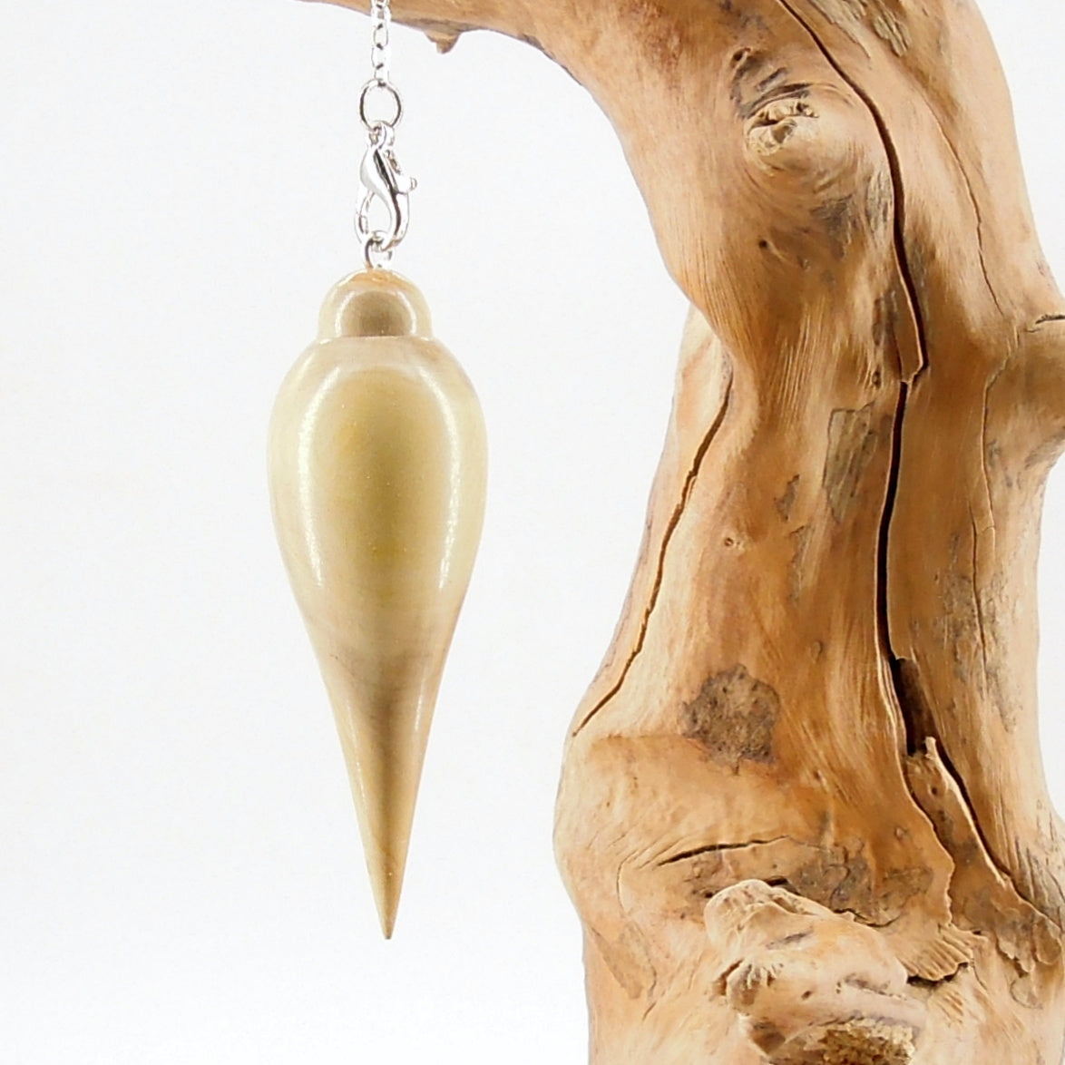 Pendule artisanal de radiesthésie en buis avec chainette.