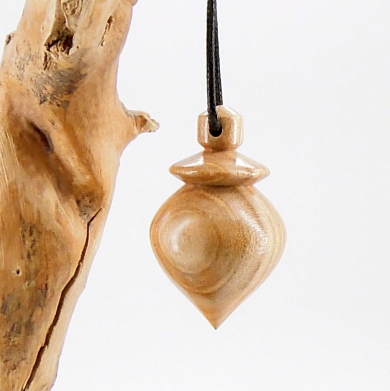 Pendule artisanal de radiesthésie en cerisier avec oeilleton.