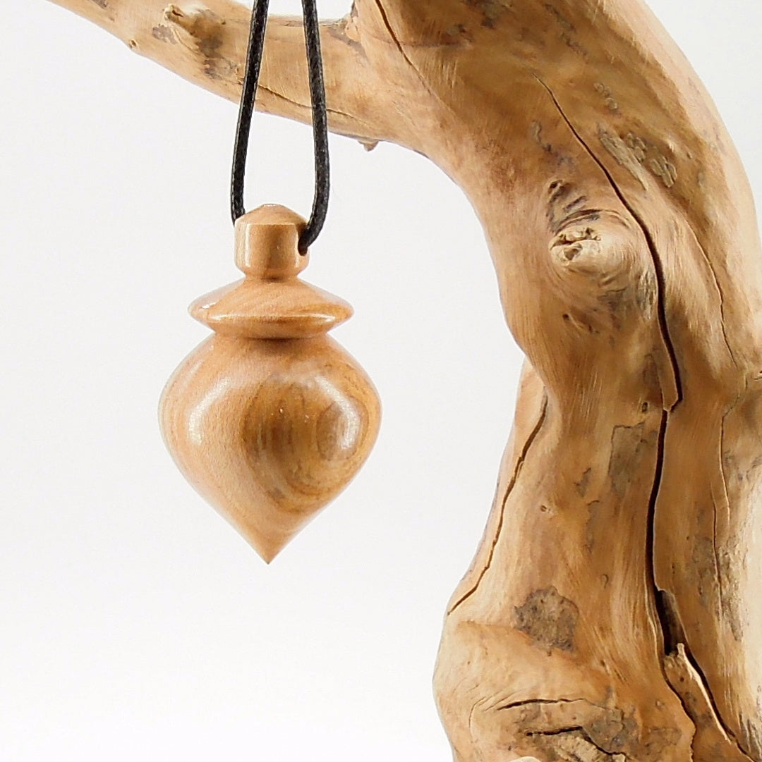 Pendule artisanal de radiesthésie en cerisier avec oeilleton.
