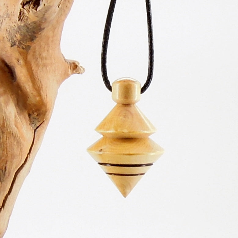 Pendule artisanal de radiesthésie en buis avec oeilleton.