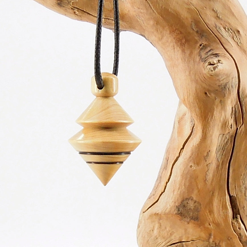 Pendule artisanal de radiesthésie en buis avec oeilleton.