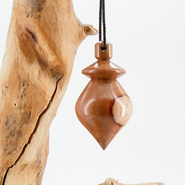 Pendule artisanal de radiesthésie en aubépine avec oeilleton.