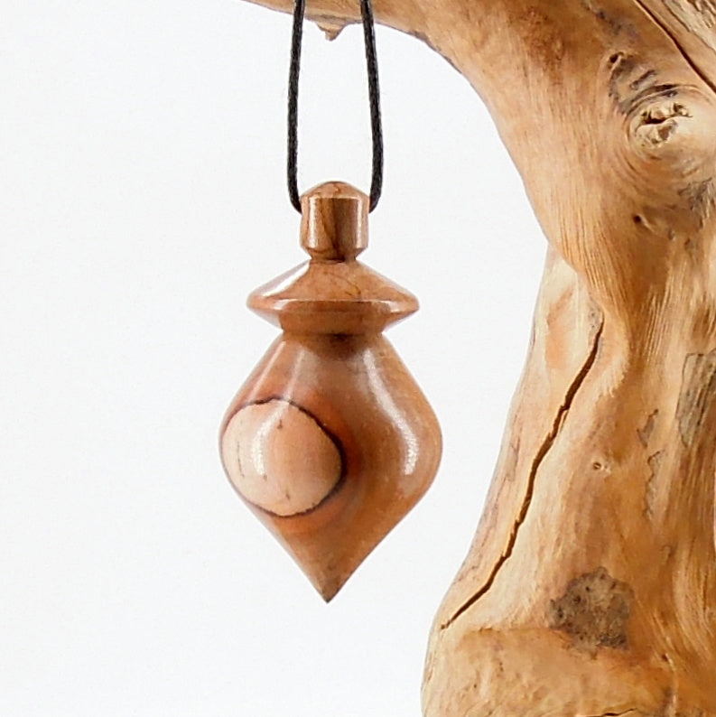Pendule artisanal de radiesthésie en aubépine avec oeilleton.