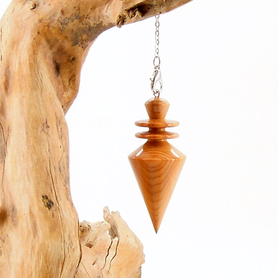 Pendule artisanal de radiesthésie en if avec chainette.