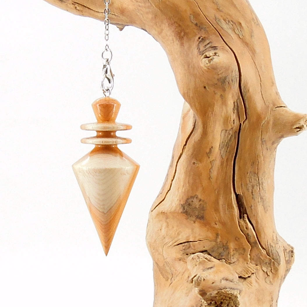 Pendule artisanal de radiesthésie en if avec chainette.