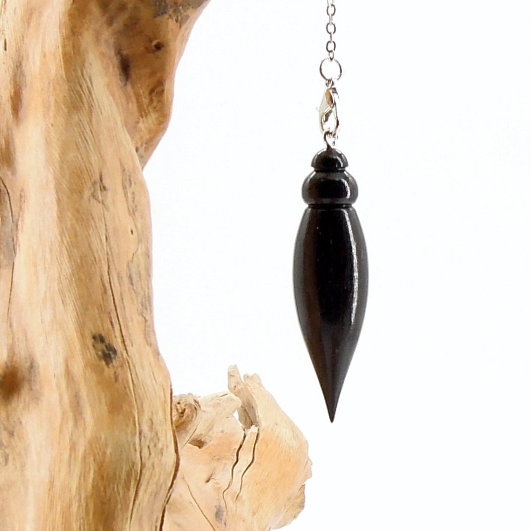 Pendule artisanal de radiesthésie en ébène avec chainette.