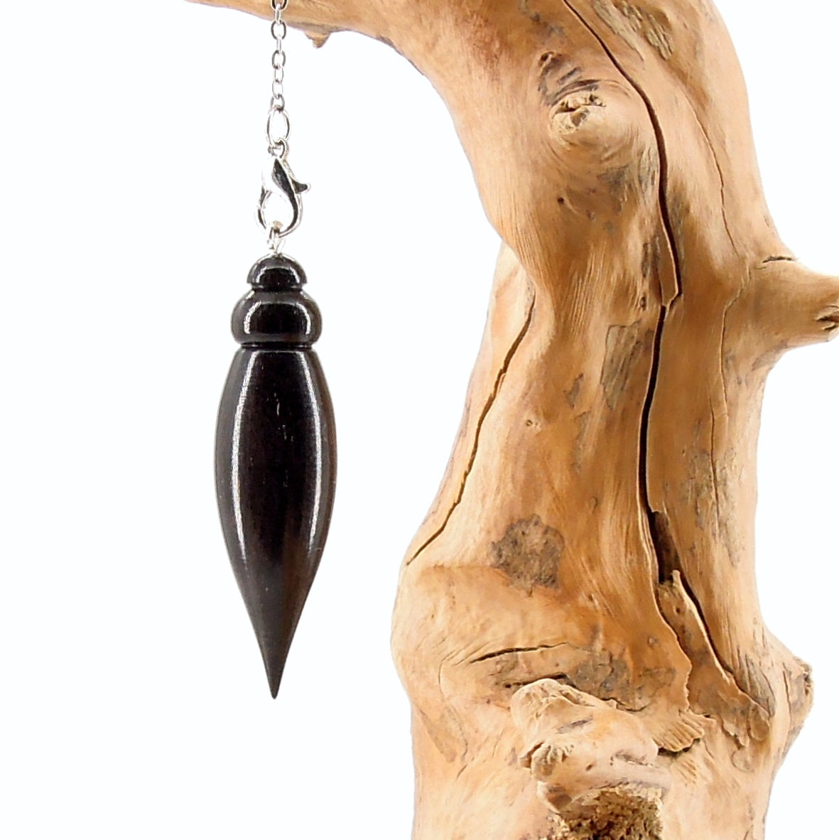 Pendule artisanal de radiesthésie en ébène avec chainette.