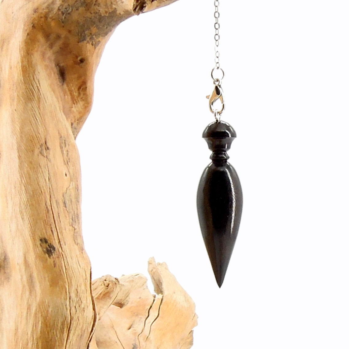 Pendule artisanal de radiesthésie en ébène avec chainette.