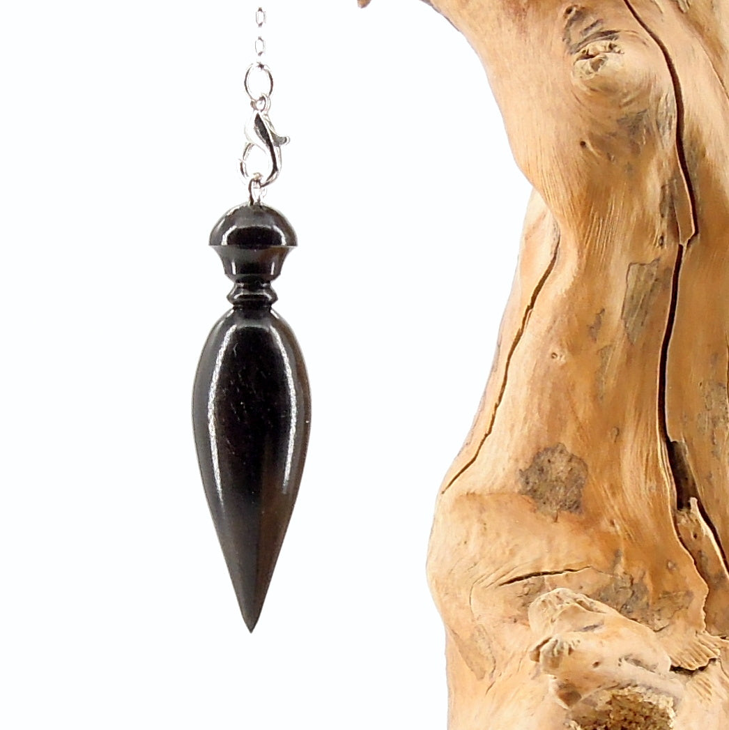 Pendule artisanal de radiesthésie en ébène avec chainette.