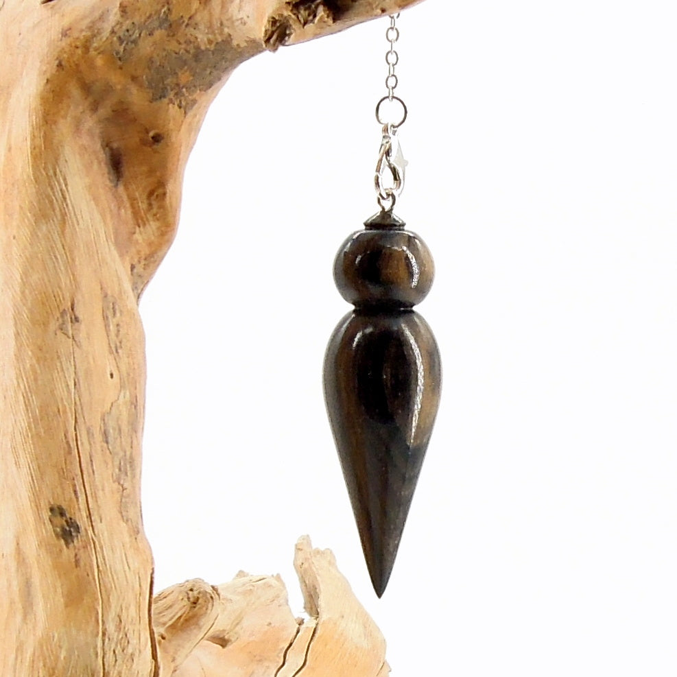 Pendule artisanal de radiesthésie en ébène avec chainette.