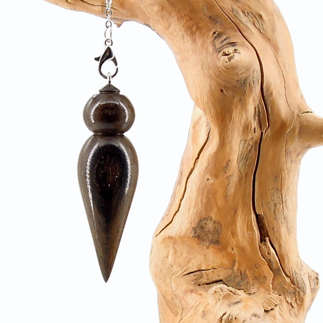 Pendule artisanal de radiesthésie en ébène avec chainette.