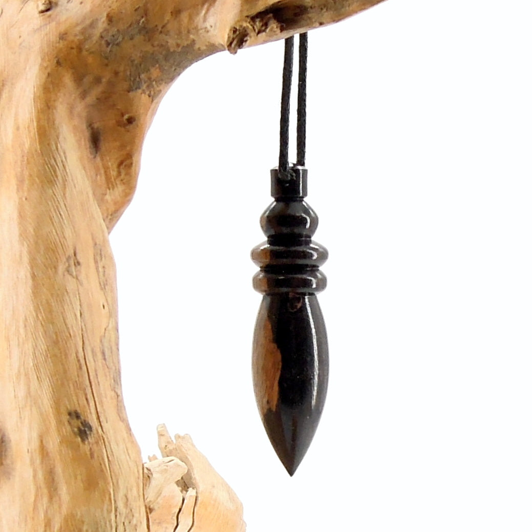 Pendule artisanal de radiesthésie en ébène avec oeilleton.