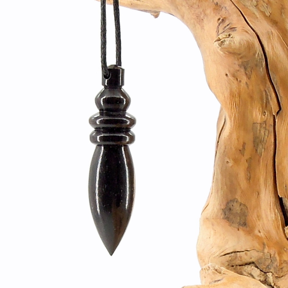 Pendule artisanal de radiesthésie en ébène avec oeilleton.