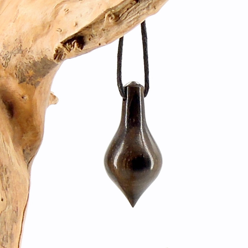 Pendule artisanal de radiesthésie en ébène avec oeilleton.