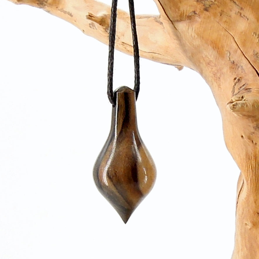 Pendule artisanal de radiesthésie en ébène avec oeilleton.