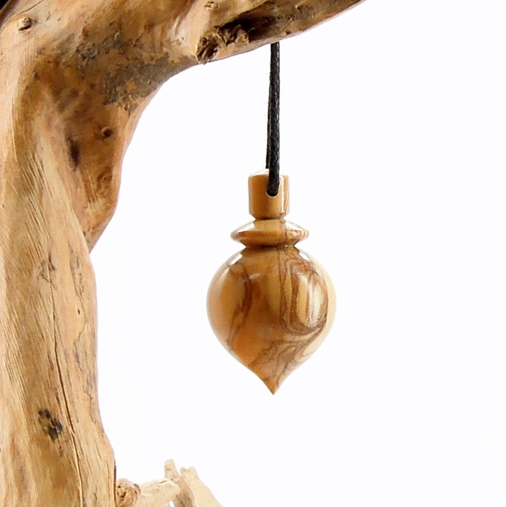 Pendule artisanal divinatoire en olivier avec oeilleton