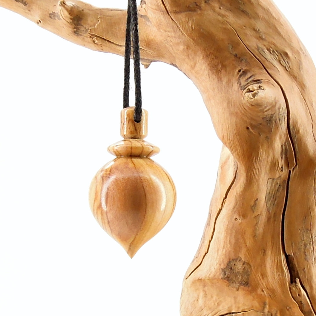 Pendule artisanal divinatoire en olivier avec oeilleton