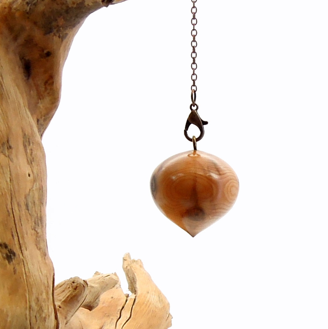 Pendule artisanal divinatoire en if avec chainette.