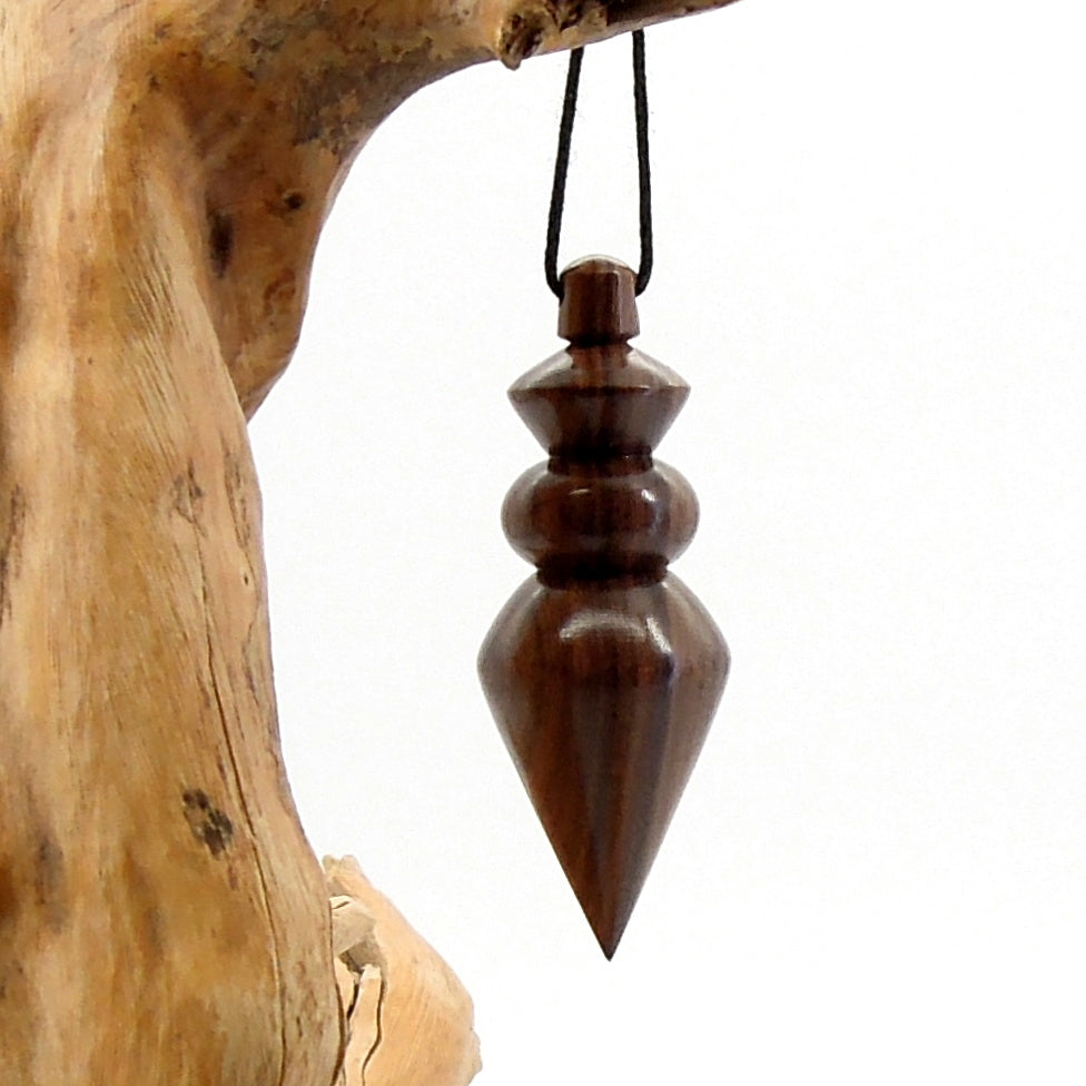 Pendule artisanal de radiesthésie en palissandre santos avec oeilleton.