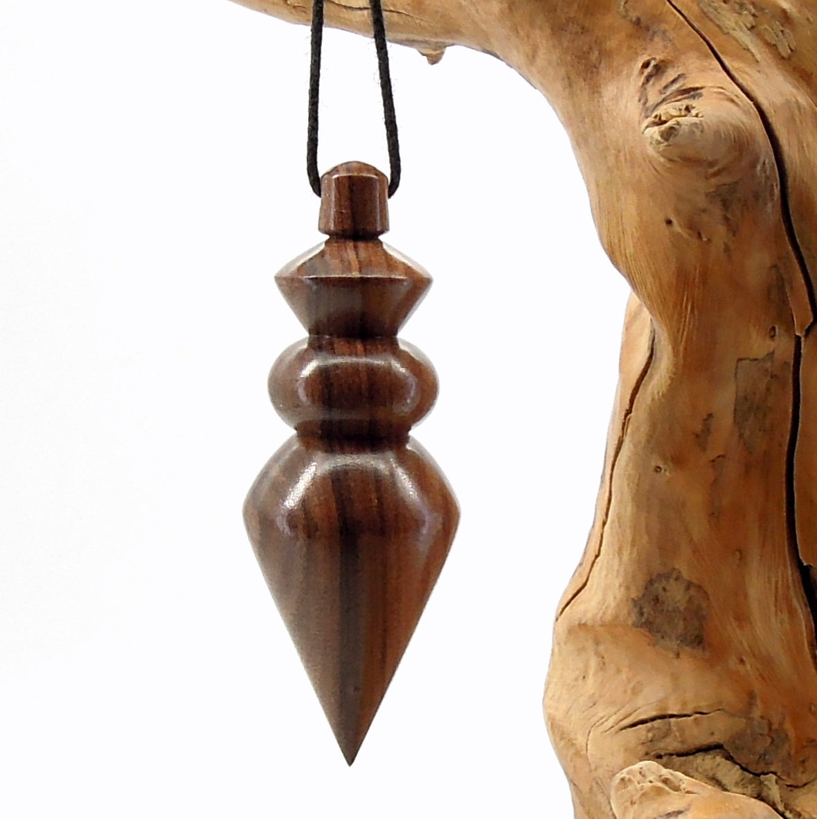 Pendule artisanal de radiesthésie en palissandre santos avec oeilleton.