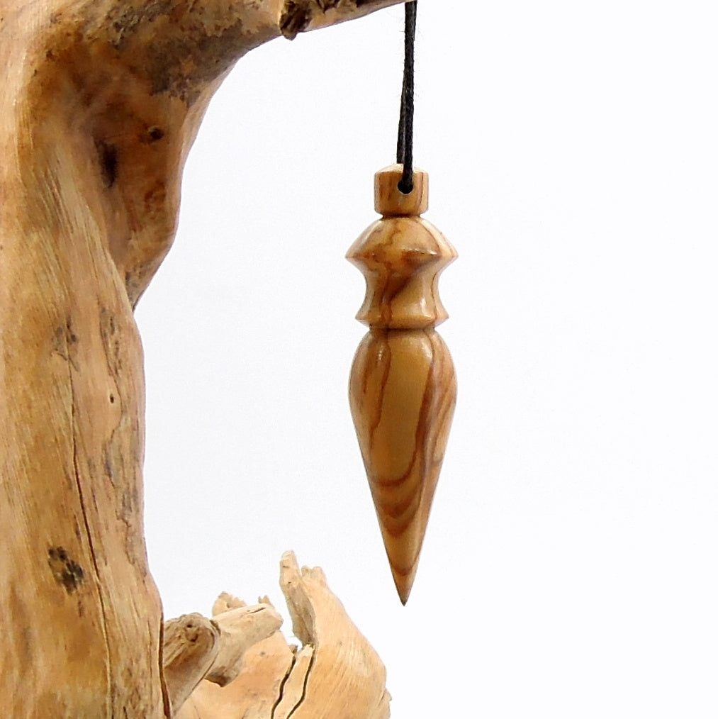 Pendule artisanal divinatoire en olivier avec oeilleton