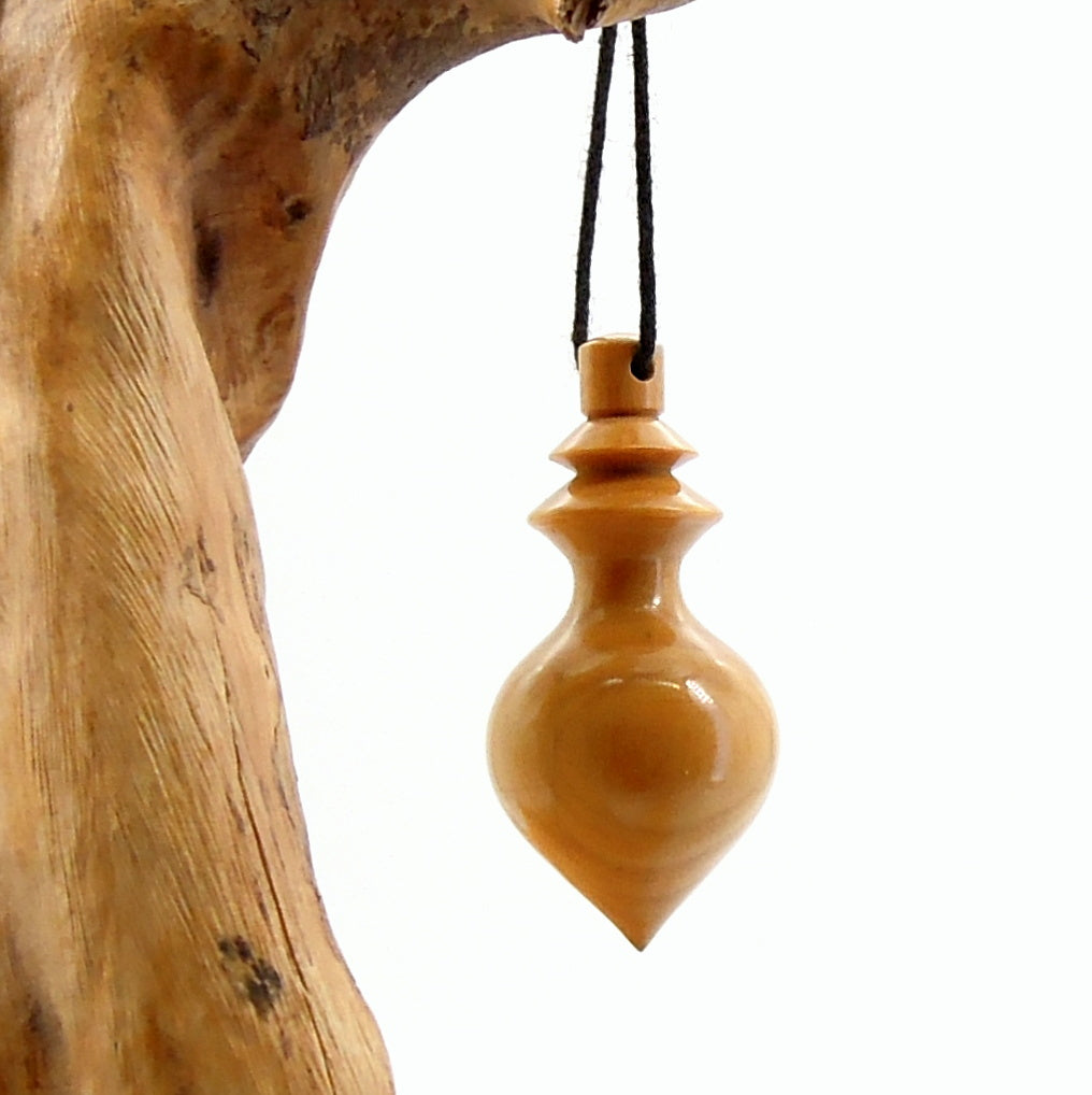 Pendule artisanal de radiesthésie en buis avec oeilleton.