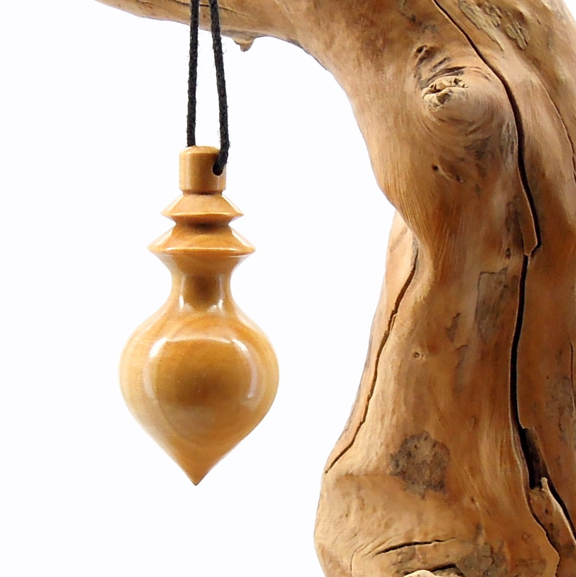 Pendule artisanal de radiesthésie en buis avec oeilleton.