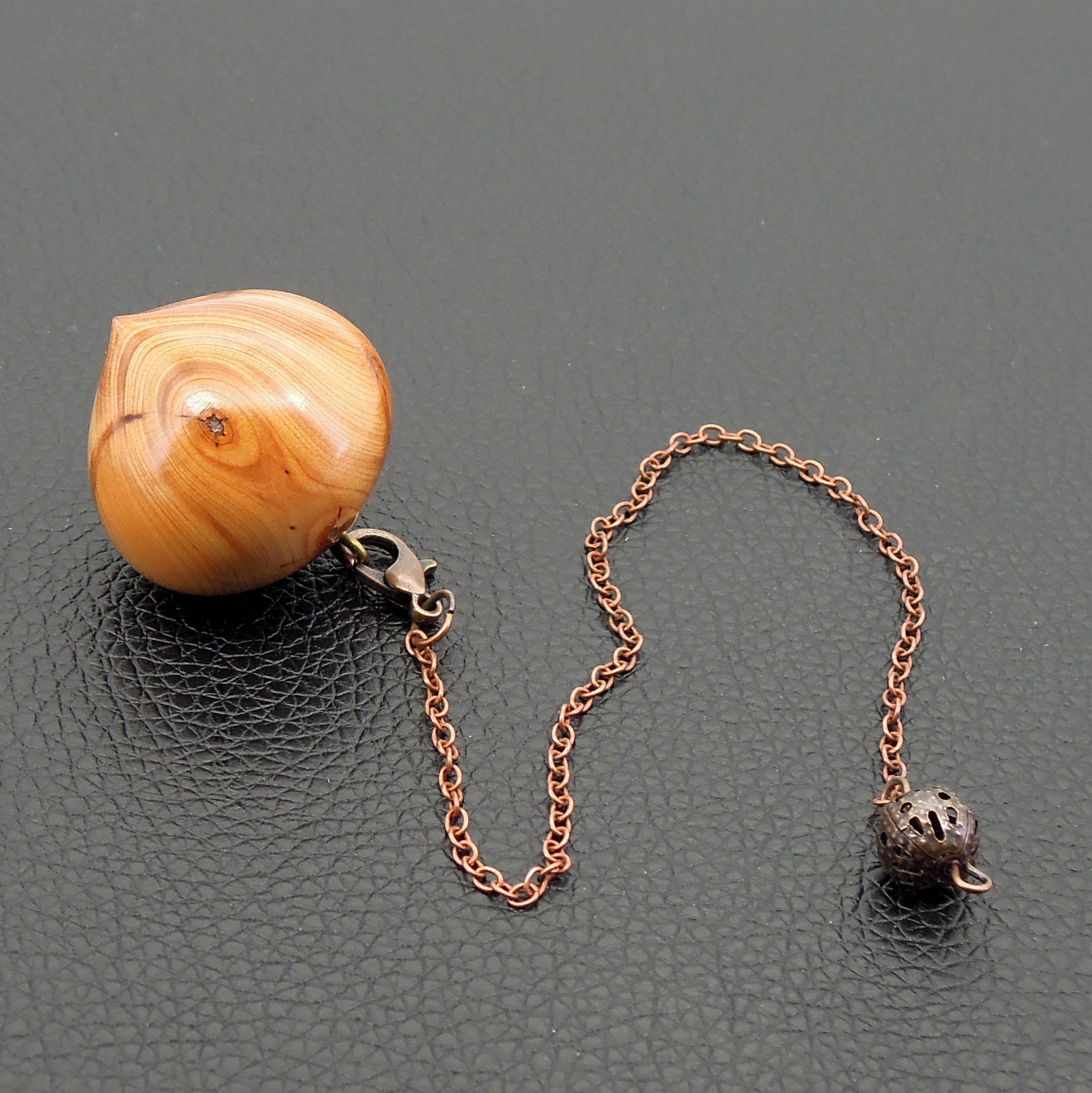 Pendule artisanal divinatoire en if avec chainette.
