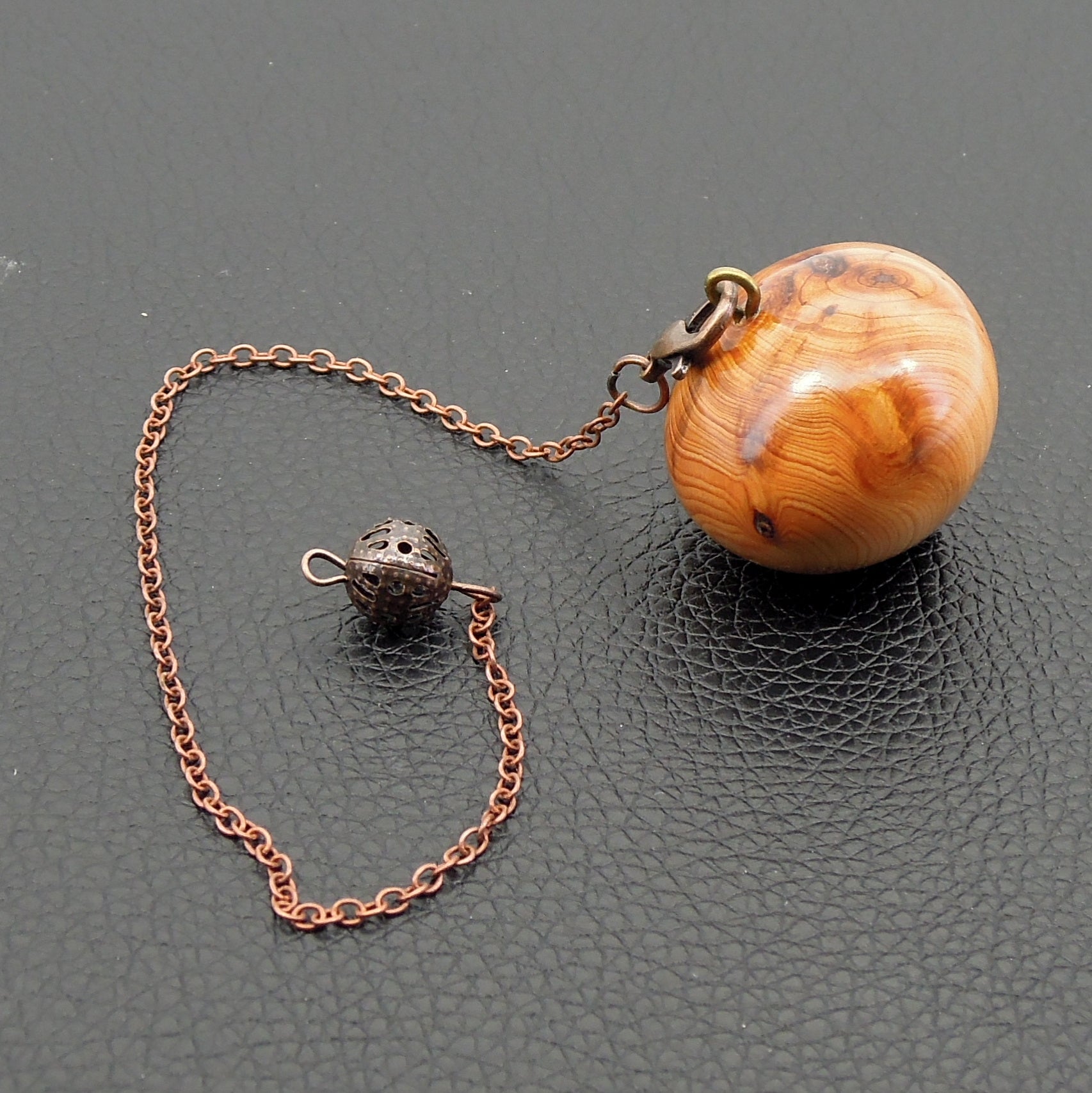 Pendule artisanal divinatoire en if avec chainette.