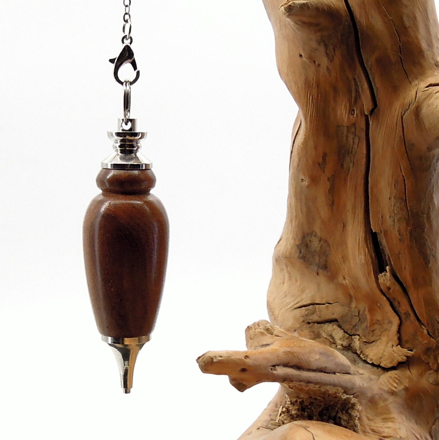Pendule artisanal de radiesthésie en orme avec chainette et monture métal.