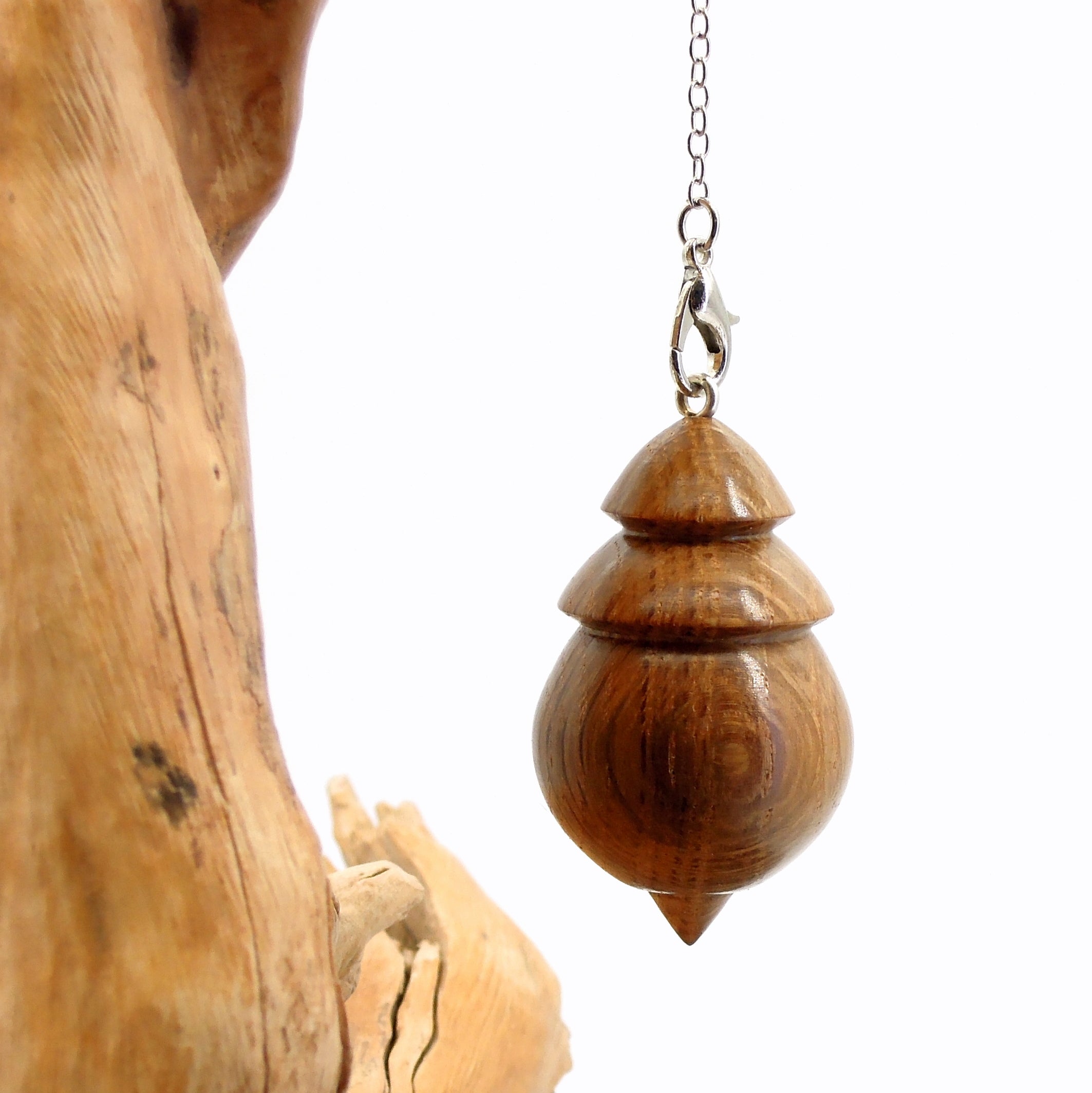 Pendule artisanal divinatoire de radiesthésie en chêne avec chainette.