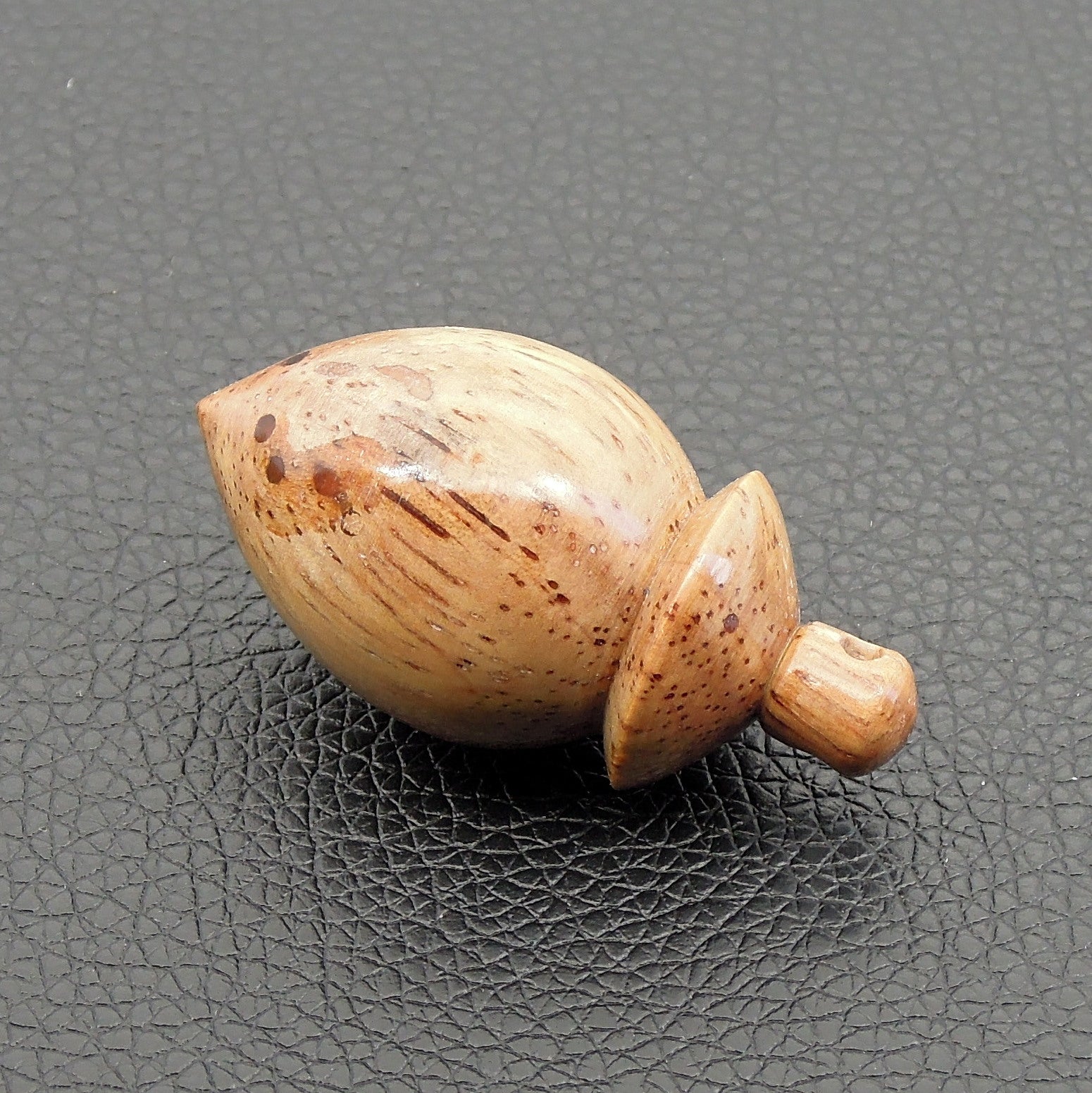 Pendule artisanal divinatoire en aubier de cocobolo avec oeilleton