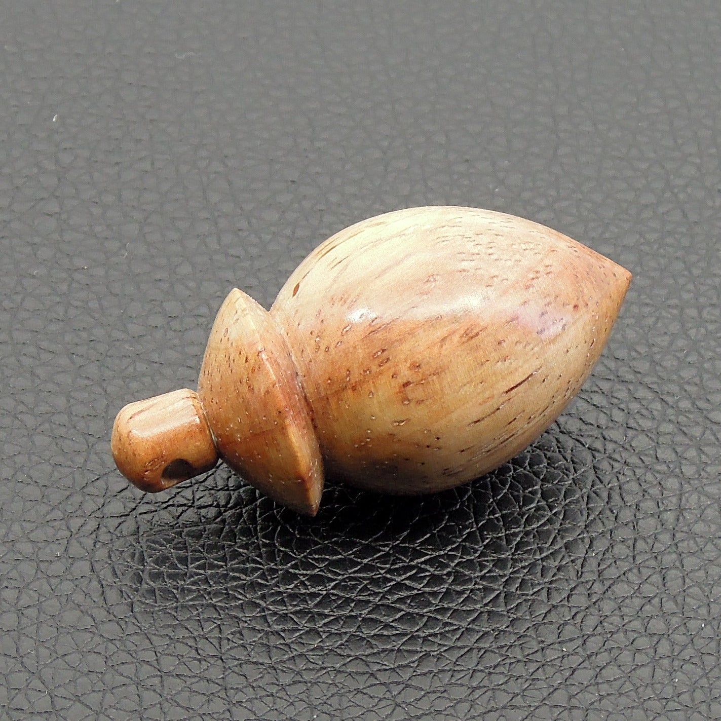 Pendule artisanal divinatoire en aubier de cocobolo avec oeilleton