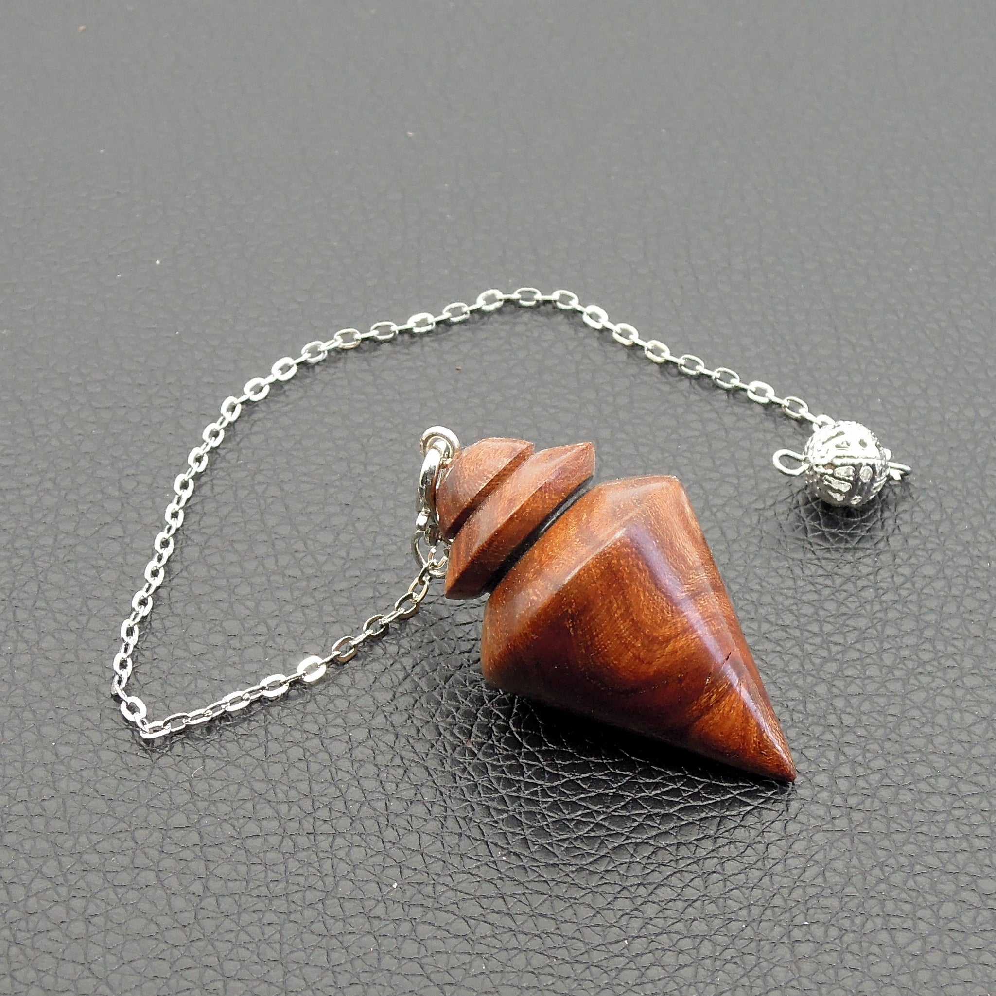 Pendule artisanal  de radiesthésie en orme avec chainette.