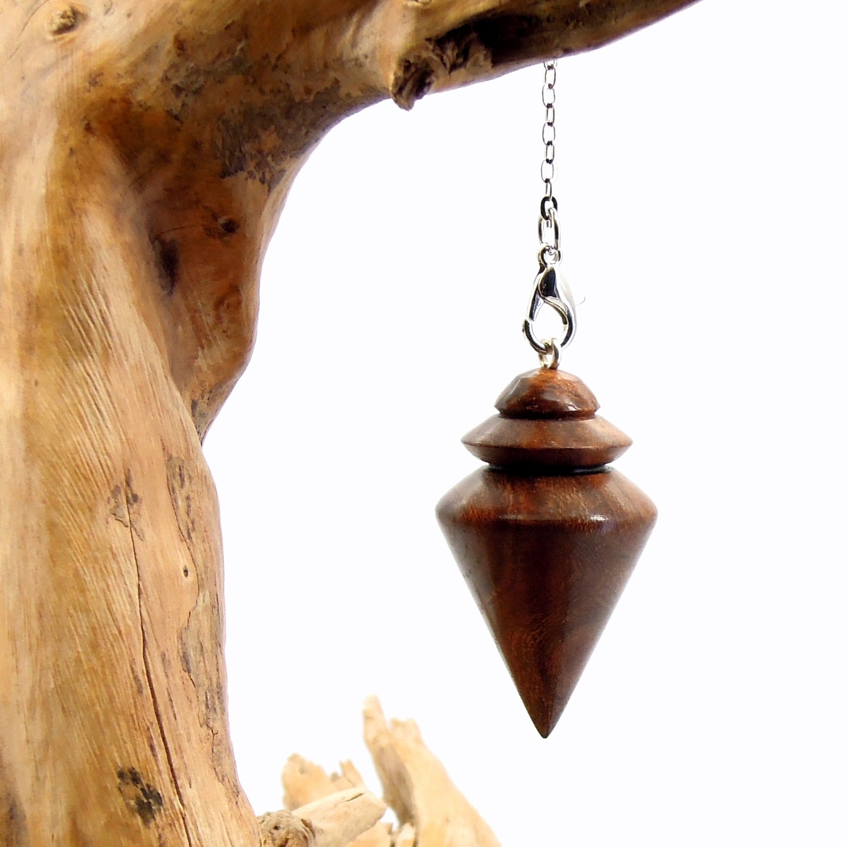 Pendule artisanal  de radiesthésie en orme avec chainette.